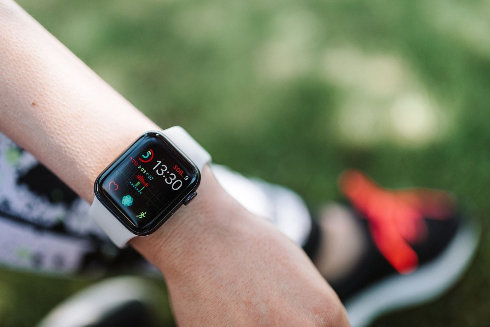 Часы на запястье крупным планом: на циферблате время и несколько значков